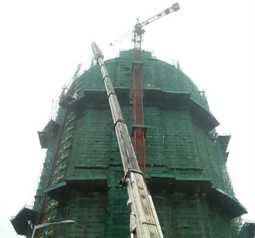 电白吊车在工地上作业